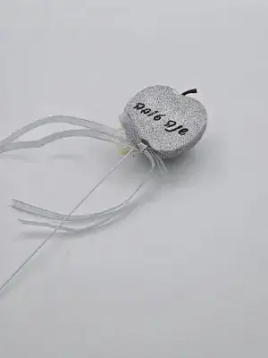 חצי תפוח נוצץ כסף לעיצוב שולחן החג