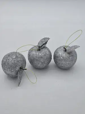 3 תפוחים כסף נוצצים לעיצוב שולחן